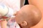 Как правильно кормить новорожденного из бутылочки, чтобы не захлебывался, не срыгивал, позы Как кормить новорожденного ребенка из бутылочки